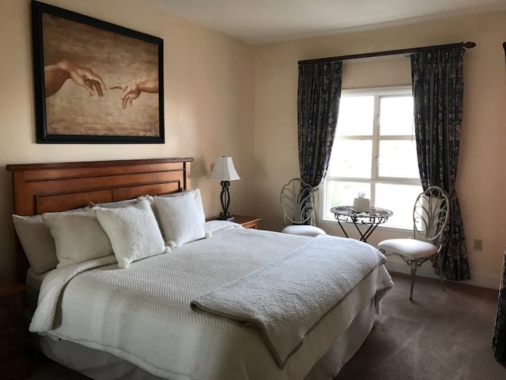 Master Bedroom na King Size Comfort Bed.
Chumba hiki cha kulala cha Mwalimu kina ufikiaji wa baraza yetu iliyofunikwa 