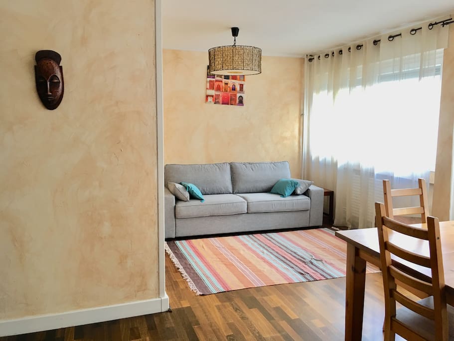 Salon très spacieux et lumineux