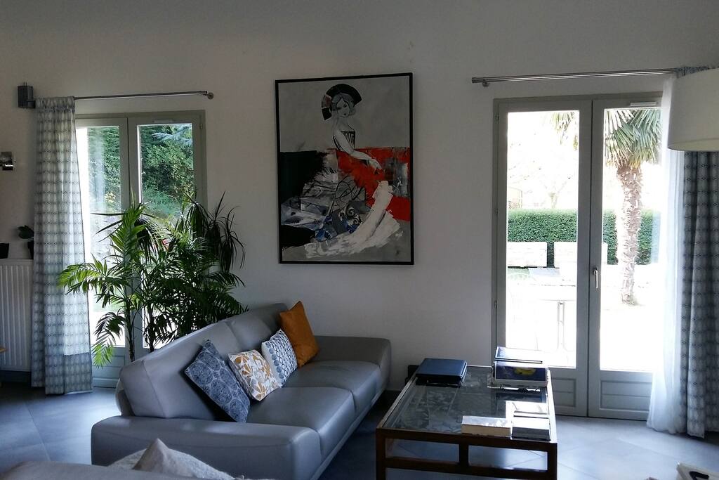 le salon avec vue sur le jardin et sa terrasse située plein sud
