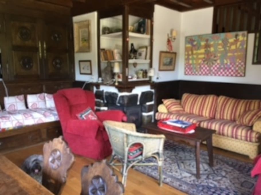 Le salon et sa cheminée