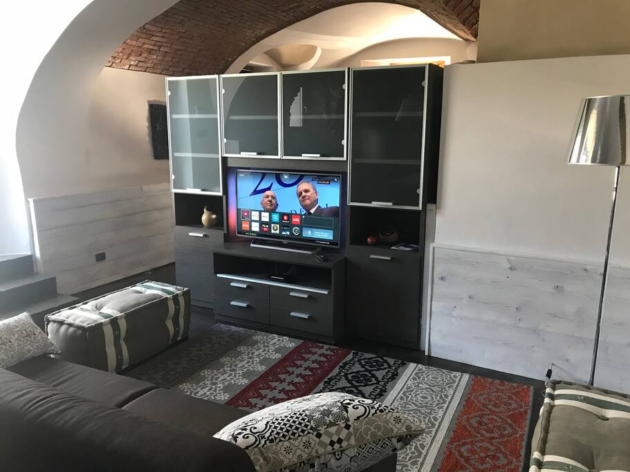 zona soggiorno con Smart TV e divanoletto
