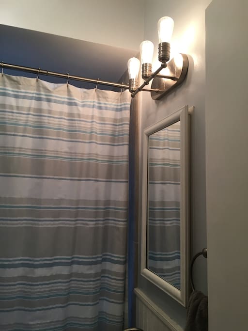 Full Bathroom, located between the two bedrooms.