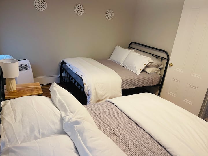 ห้องนอนที่ 2 พร้อมเตียงเต็มรูปแบบ 2 เตียง 