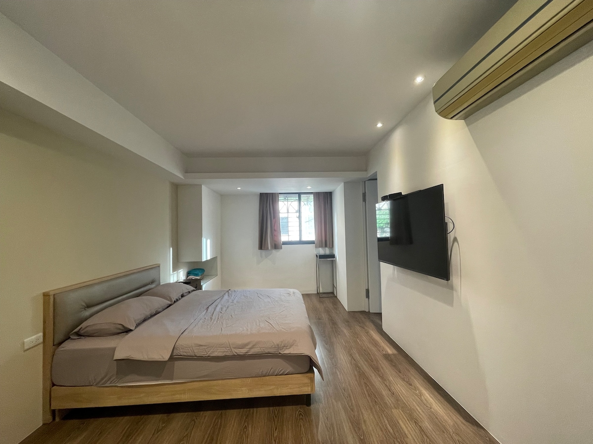 Kuna televisheni ya inchi 47.