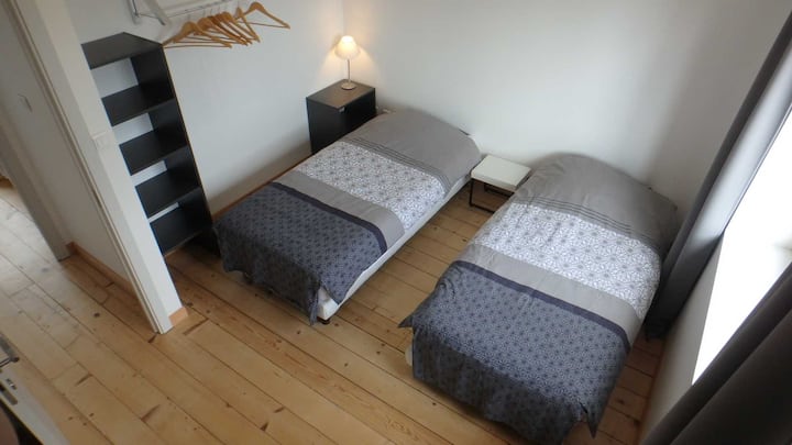 1er étage : chambre 2 lits 90x200 vue au sud sur les jardins