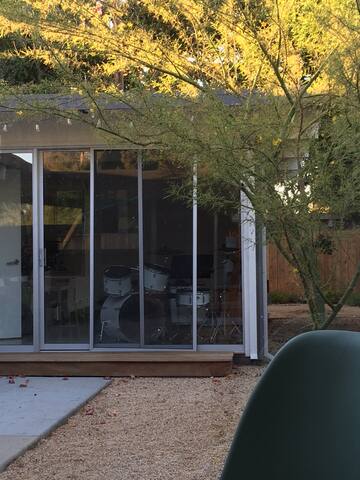 Peaceful and relaxing Eichler home gallery image 4