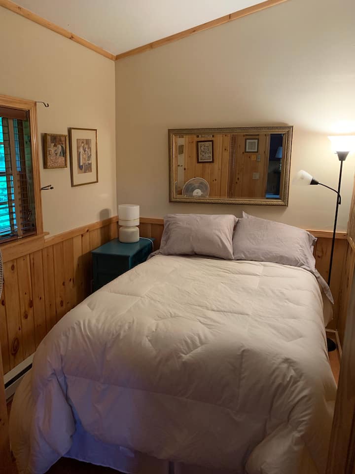 Dormitorio de tamaño completo en el segundo piso