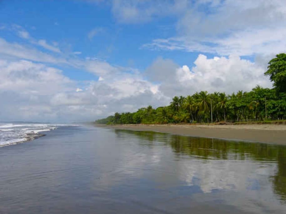 Playa Bejuco is a large beach that is rated one of the cleanest in all of Costa Rica with 3 stars in the Blue Flag program (Bandera Azul)