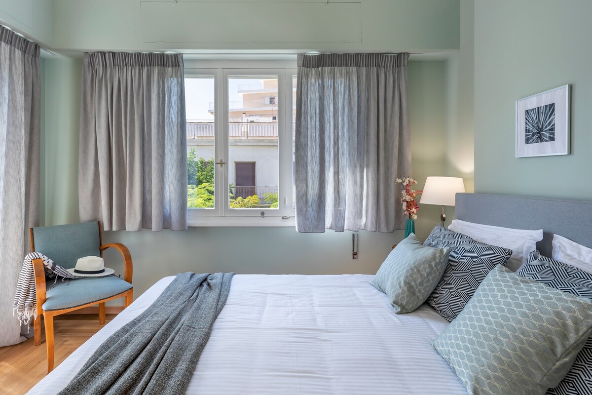 De blauwe hoofdslaapkamer op de bovenste verdieping heeft een kingsize bed, een bureau en een prachtige kledingkast, allemaal mooi gerenoveerd voor de moderne behoeften.