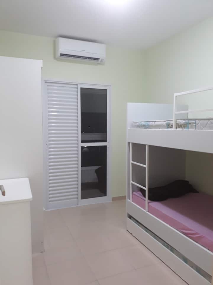 Стая с двуетажно легло и климатик