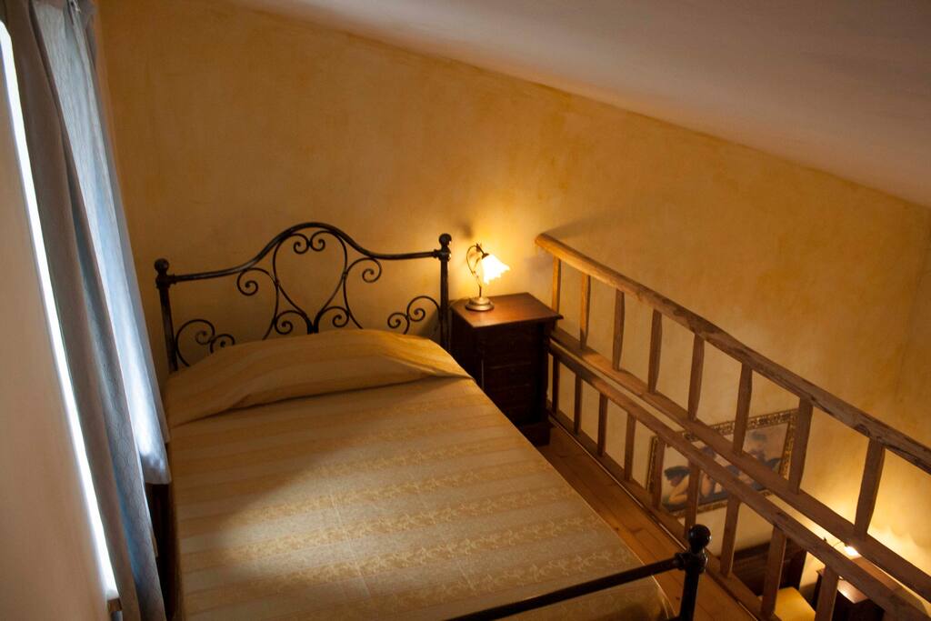 letto singolo sul soppalco sopra camera matrimonilae