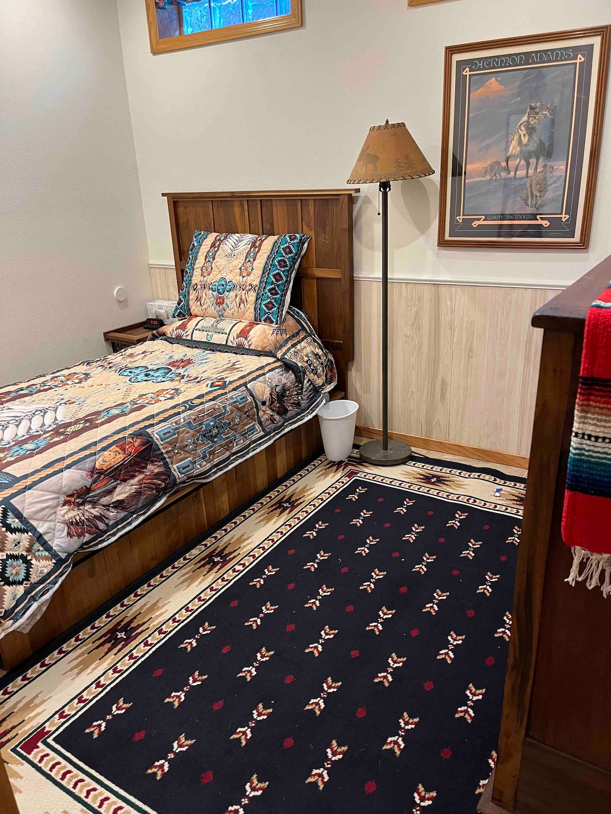 เตียงเดี่ยวในห้องตะวันตกเฉียงใต้ชั้นล่าง