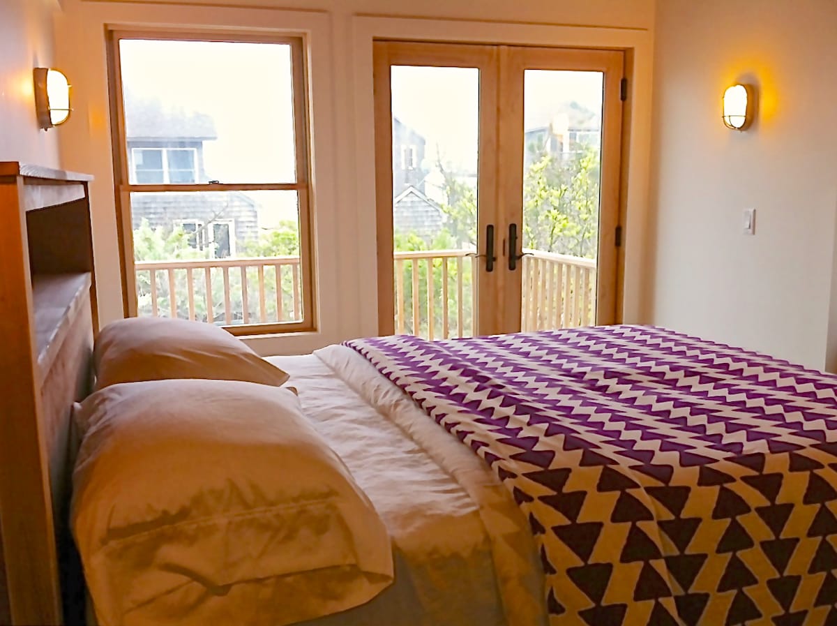 Druga glavna spavaća soba s privatnim balkonom i pogledom na ocean.  Radni stol za rad na daljinu.