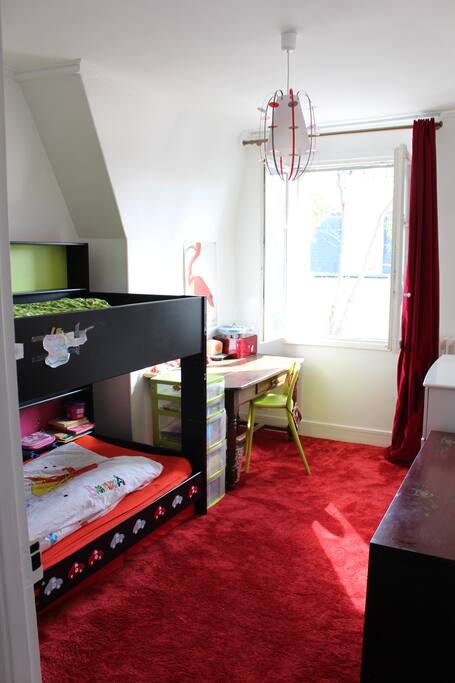 La chambre 3 (étage 2)(chambre enfants) avec un lit superposé et possibilité de disposer d'une troisième matelas (rangé sous le lit)