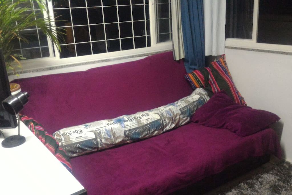 Sofá Bi-cama (acomoda 2 pessoas.)