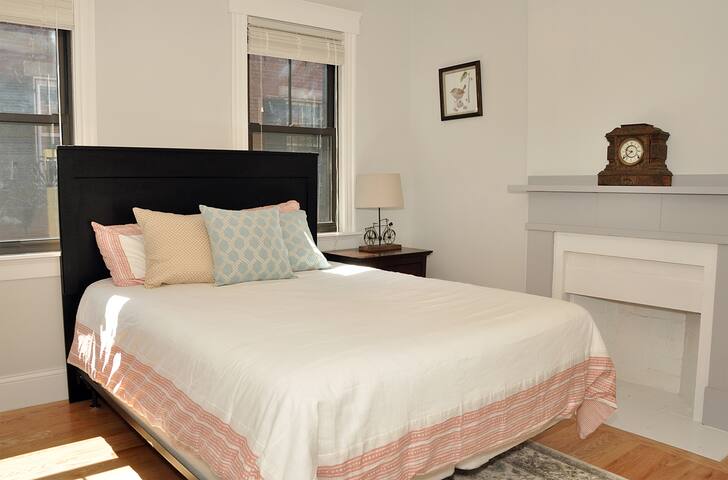 Spacious 3 Bed 2.5 Bath Home Top Loc. w/Parking gallery image 2