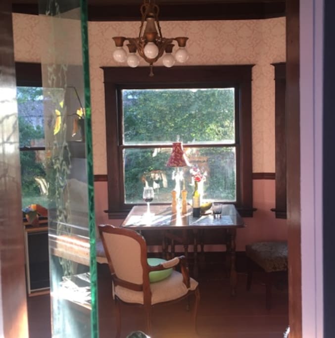 The bay windows in the dining room let in the lovely afternoon sun. The "gateleg" table unfolds and expands to accommodate up to 10 diners.