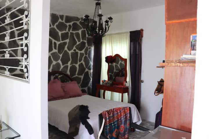 La recamara cuenta con una cama matrimonial, clósets y una mesa de trabajo con su silla. Tocador y buró también disponibles.