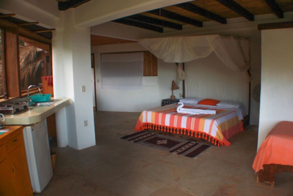 Cuenta con su cama king y su cocineta