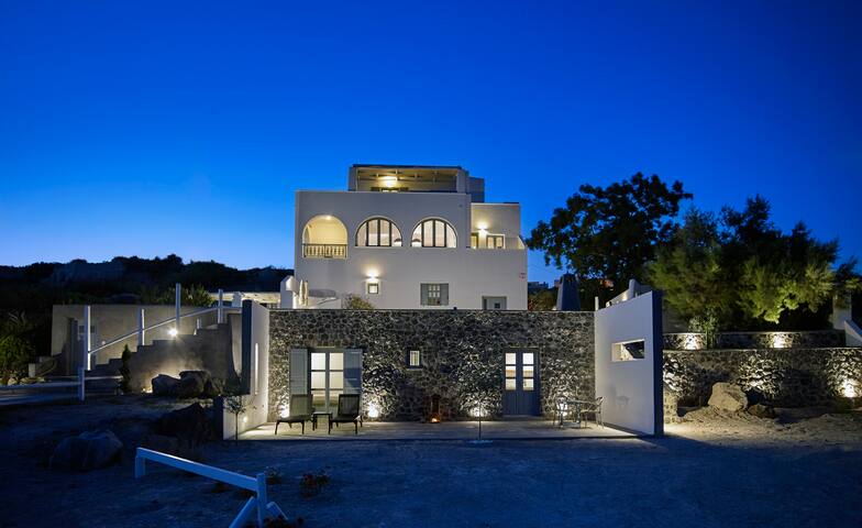6 bedroom luxury villa in Pyrgos gallery image 2