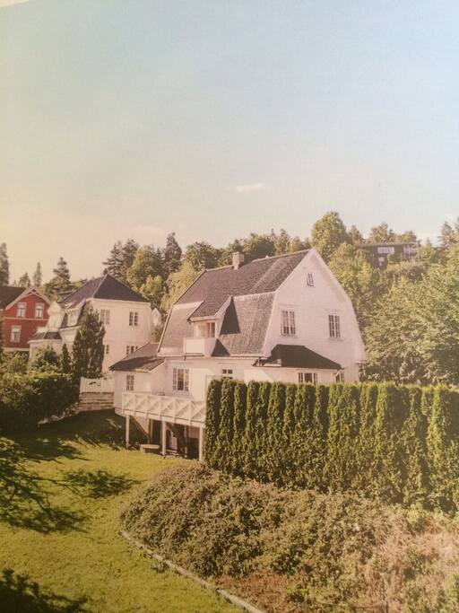 Villaen har en deilig hage