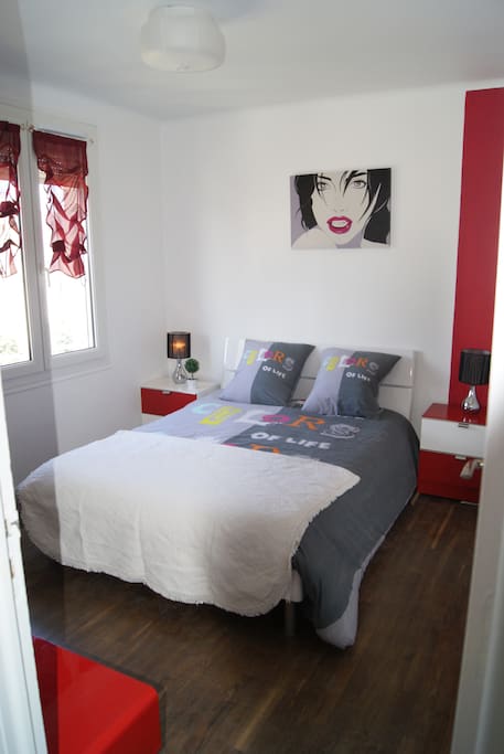 Chambre rouge avec couchage 140x190cm