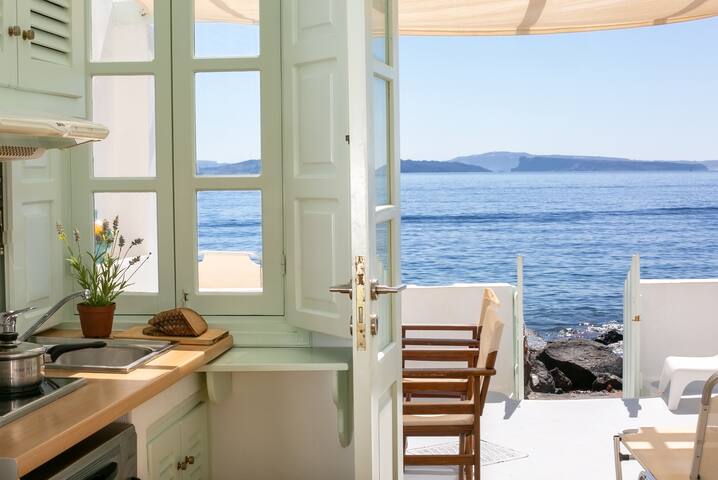 Armeni Beach House – with private boat service! gallery image 5