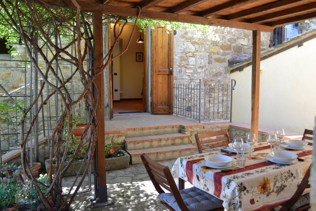 Pranzo o cena all'aperto sotto il pergolato