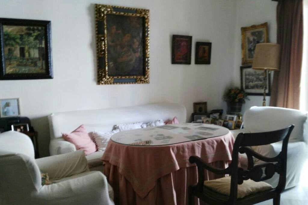 Parte del salón donde está la mesa en la que desayunan mis huéspedes