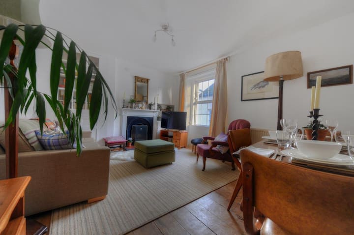Tranquil Townhouse With Parking,minutes From Beach - Lyme Regis