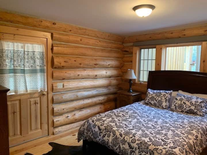 една от двете спални на долния етаж