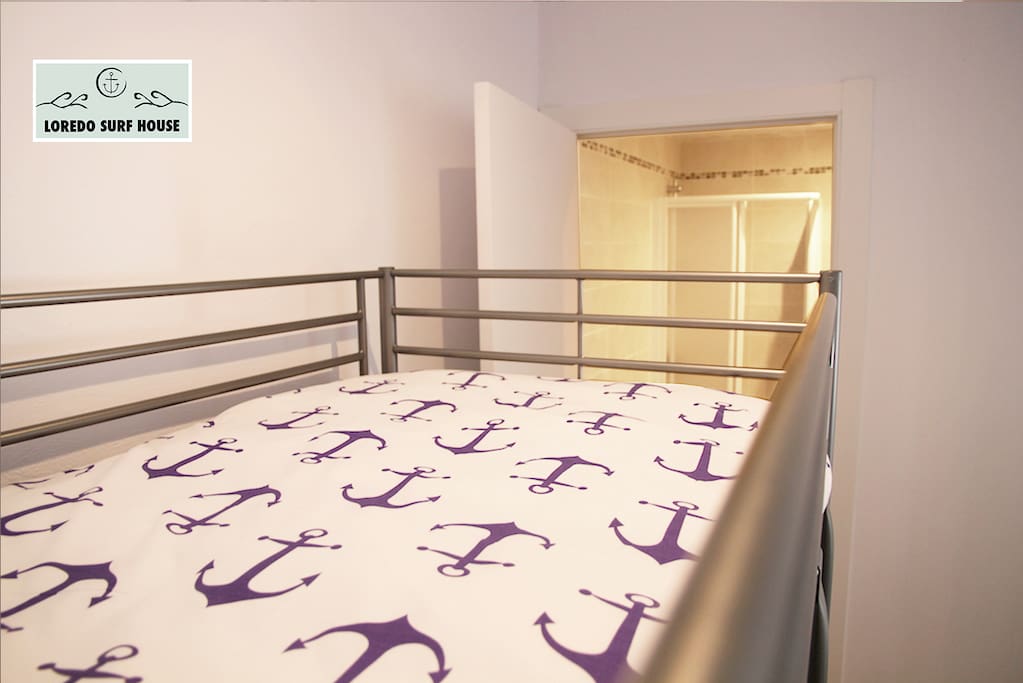 Habitación compartida o para grupos de 6-8 con baño/ Ensuit shared dorm or group room for 6-8 people