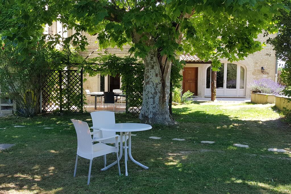 Du parc vers le mas : un petit coin intime