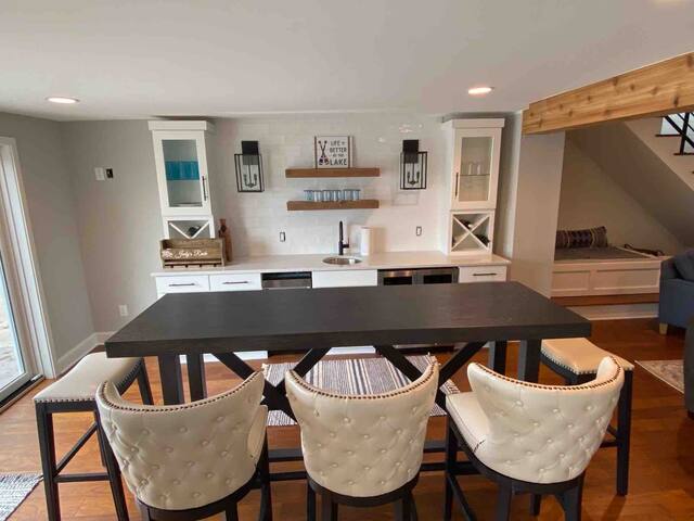 Lake Minnetonka great for small groups . gallery image 3