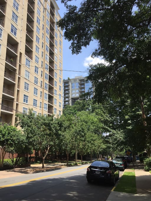 Located in a safe, walkable area. There are countless bars, restaurants, and activities in walking distance including The Vortex, Margaret Mitchell House, MARTA station, grocery stores, and pharmacies
