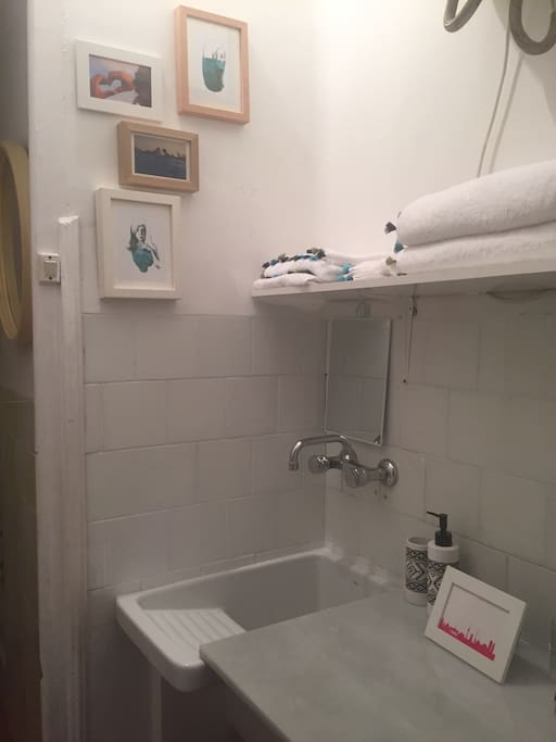Baño muy limpio con toallas y gel a disposición del viajero