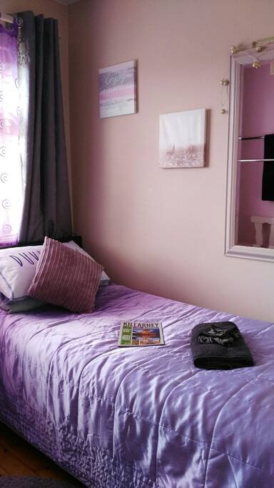 Fresh towels and tourist information.