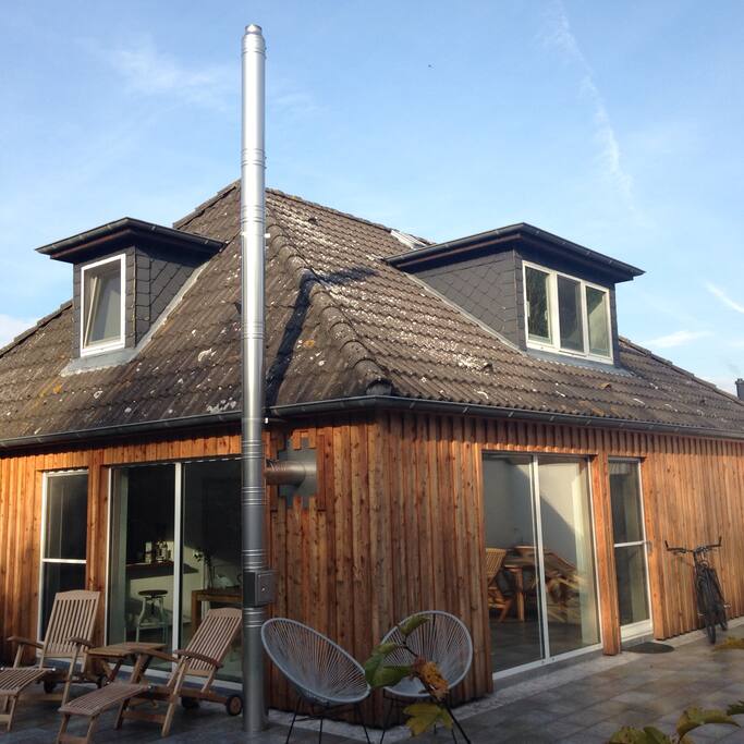 Das Holzhaus wurde okölogisch grunderneuert 2015. Klares, skandinavisches Design trifft auf nordfriesische Gemütlichkeit.