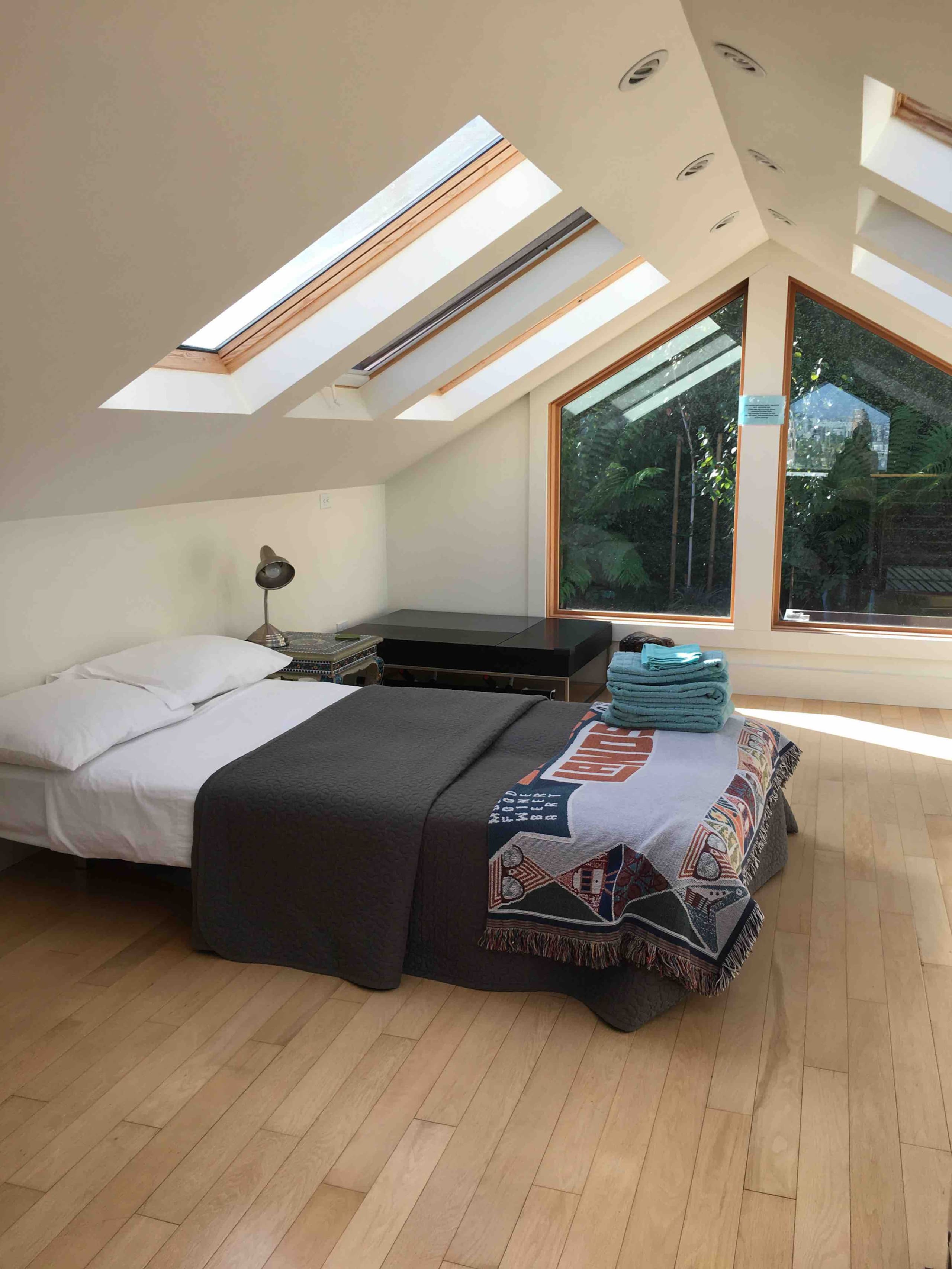 Home in San Francisco · ★4.93 · 3 bedrooms · 3 beds · 2.5 baths - Image 9