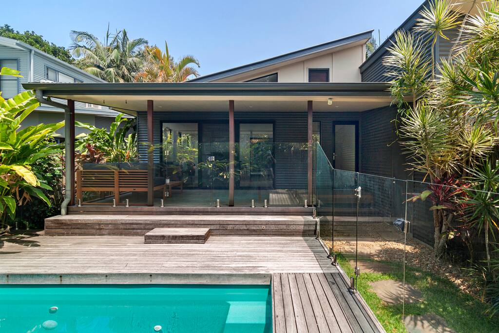 Front deck & pool