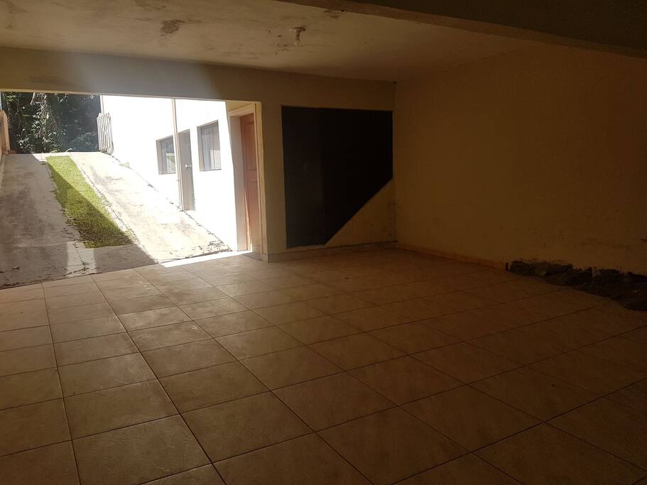 Entrada da Casa, garagem ampla, rampa que sobe com mais espaços para carros