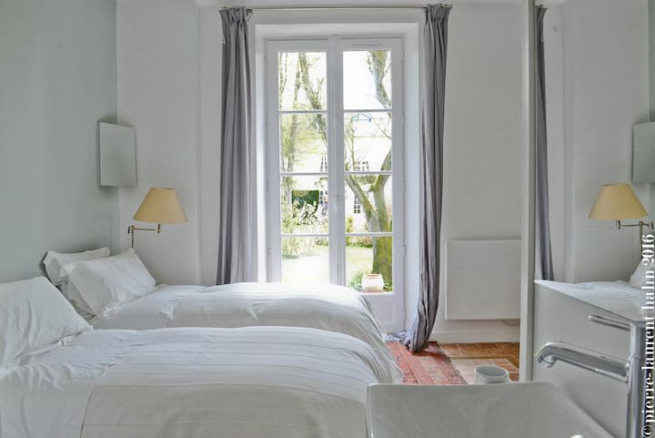 La habitación a ras de suelo en el jardín (pareja o twin)