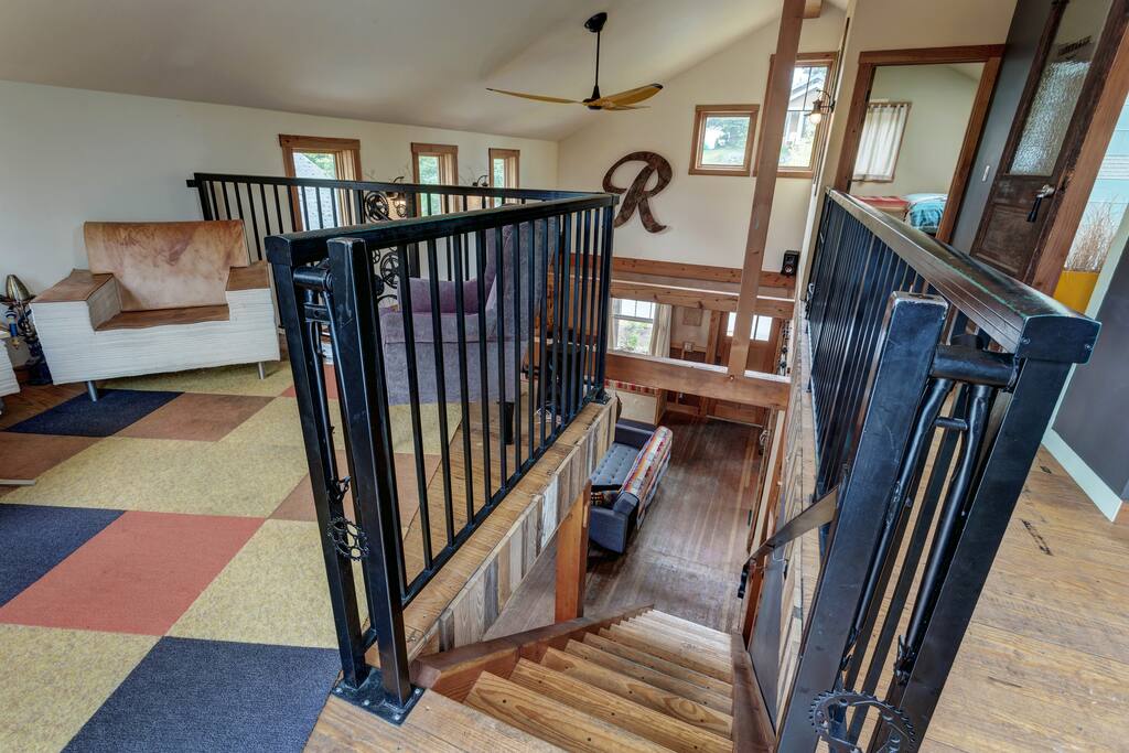 Access to the loft with high speed wifi. Great quiet place to start your morning.