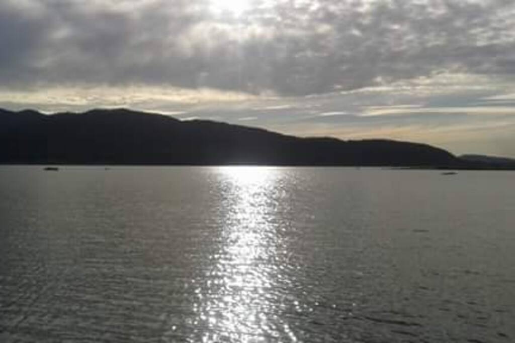 atardecer en el lago colbun