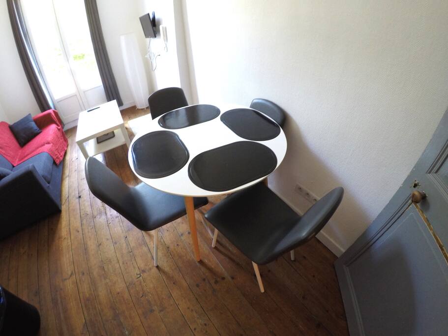 Coin Repas avec table 4 personnes