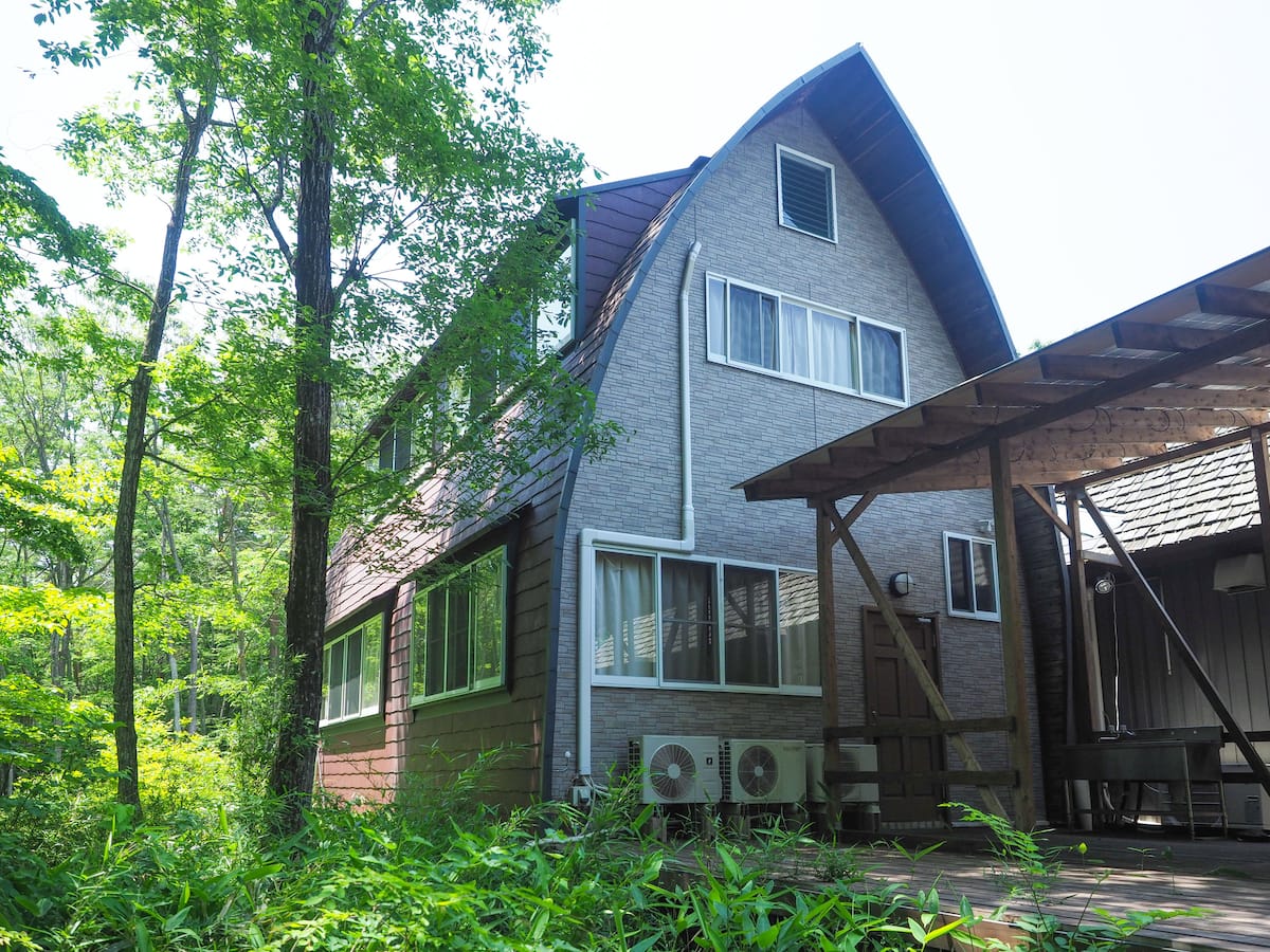 森の中に佇むバンガロー、広大な屋根付きデッキでBBQ、ハンモック。