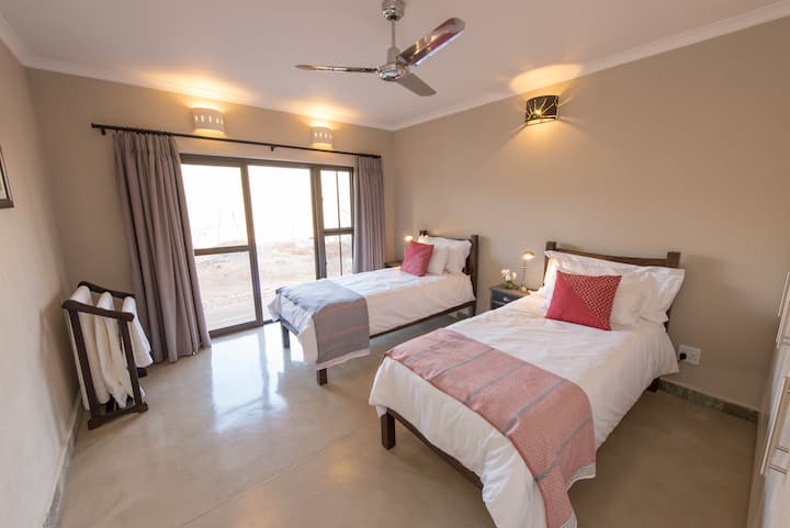 חדר שינה שלישי עם נוף לשיחים