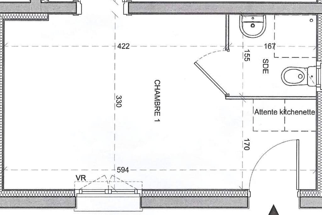 Espace nuit à gauche.
au milieu espace salon, Tv, table à manger.
à droite espace kitchenette, salle de douche, toilette et entrée. Au milieu en bas grande fenêtre avec store enrouleur qui permet d’accéder au petit jardin .