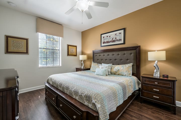 מיטת קינג סייז בקומה הראשית עם חדר צמוד