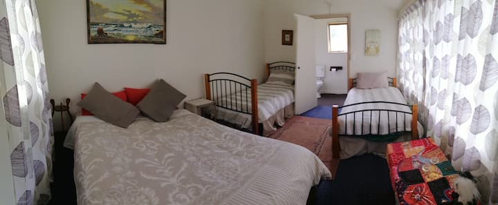 ผ้าปูที่นอนสะอาดเนื้อสัมผัสธรรมชาติและการนอนหลับที่สงบ 